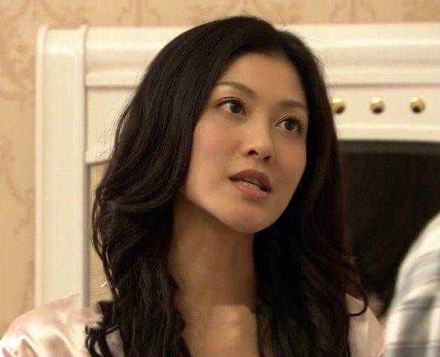 香港著名女星李彩樺陷入整容疑云，被指面部僵硬，幾個月變一次臉