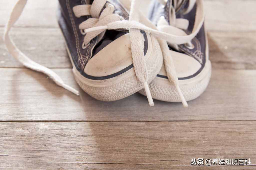 4歲小孩穿多大的鞋？歐碼標(biāo)準(zhǔn)為27，具體還要考慮腳長(zhǎng)和腳寬