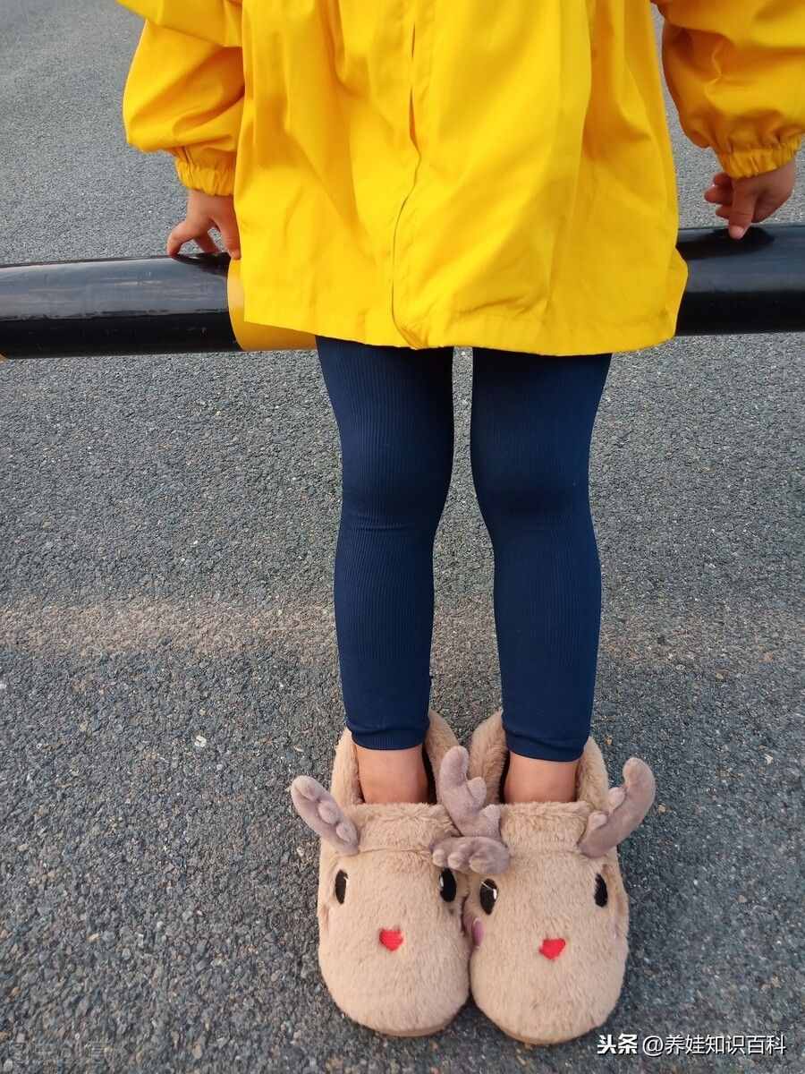 4歲小孩穿多大的鞋？歐碼標(biāo)準(zhǔn)為27，具體還要考慮腳長(zhǎng)和腳寬