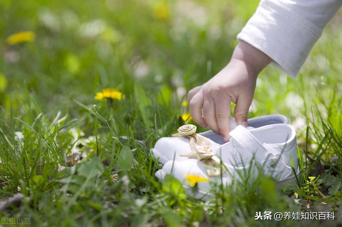 4歲小孩穿多大的鞋？歐碼標(biāo)準(zhǔn)為27，具體還要考慮腳長(zhǎng)和腳寬
