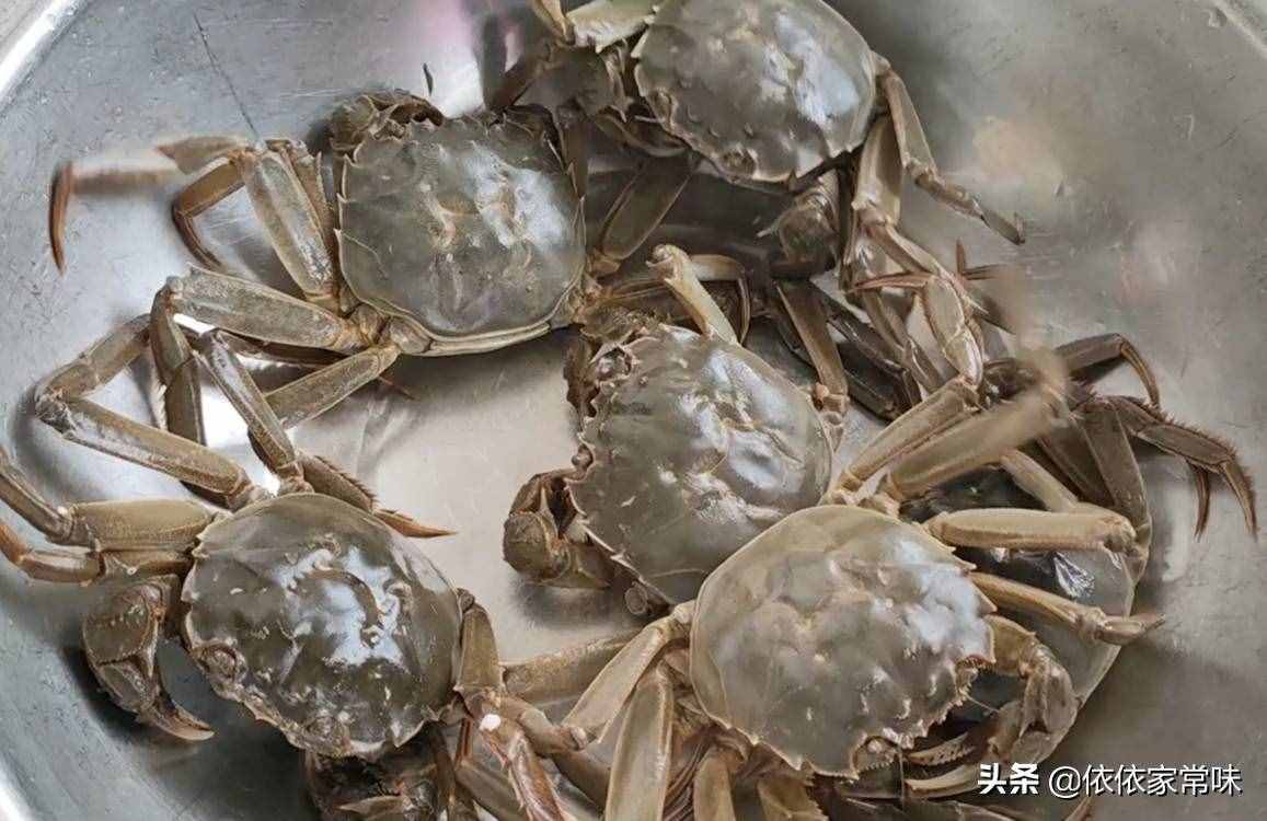 螃蟹好吃，很多人不知道怎么清洗才最干凈，其實(shí)方法超簡(jiǎn)單