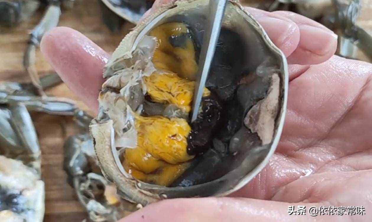 螃蟹好吃，很多人不知道怎么清洗才最干凈，其實(shí)方法超簡(jiǎn)單
