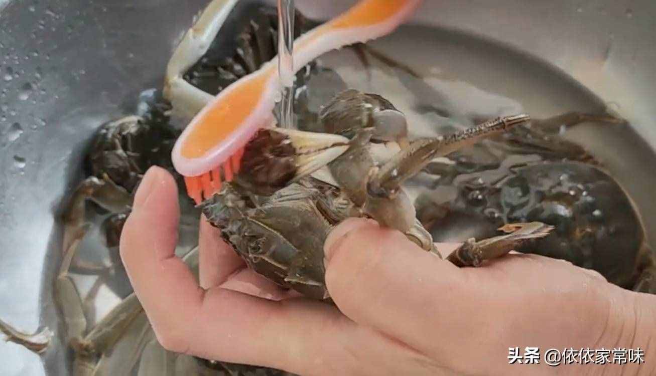 螃蟹好吃，很多人不知道怎么清洗才最干凈，其實(shí)方法超簡(jiǎn)單