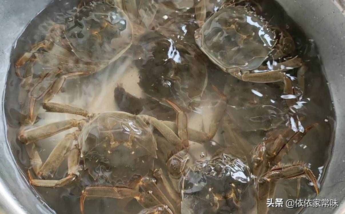 螃蟹好吃，很多人不知道怎么清洗才最干凈，其實(shí)方法超簡(jiǎn)單