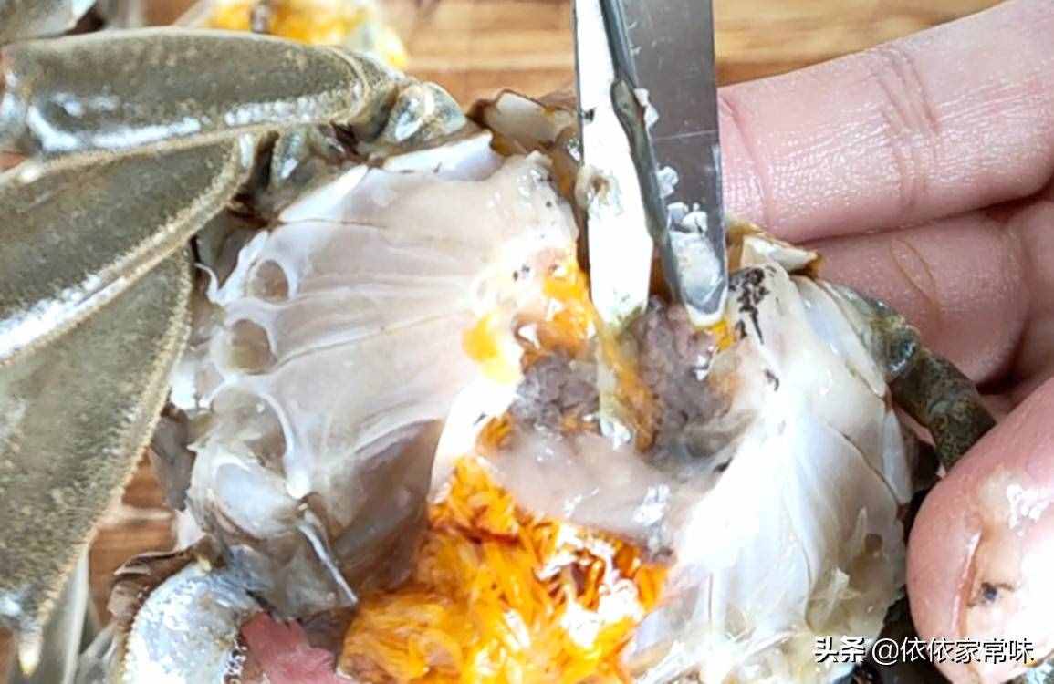 螃蟹好吃，很多人不知道怎么清洗才最干凈，其實(shí)方法超簡(jiǎn)單