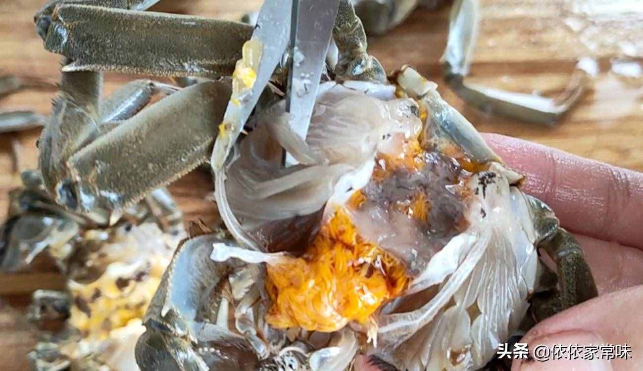 螃蟹好吃，很多人不知道怎么清洗才最干凈，其實(shí)方法超簡(jiǎn)單
