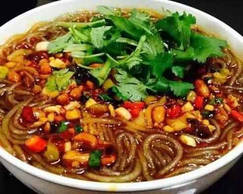 1分鐘學(xué)會做正宗酸辣粉，比面條還好吃，酸辣爽口，3分鐘就搞定