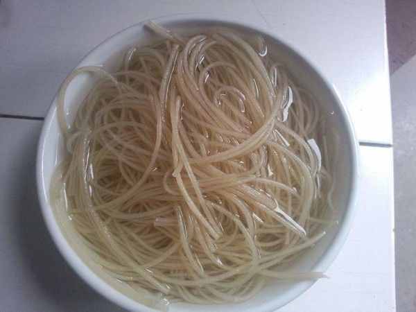 1分鐘學(xué)會做正宗酸辣粉，比面條還好吃，酸辣爽口，3分鐘就搞定