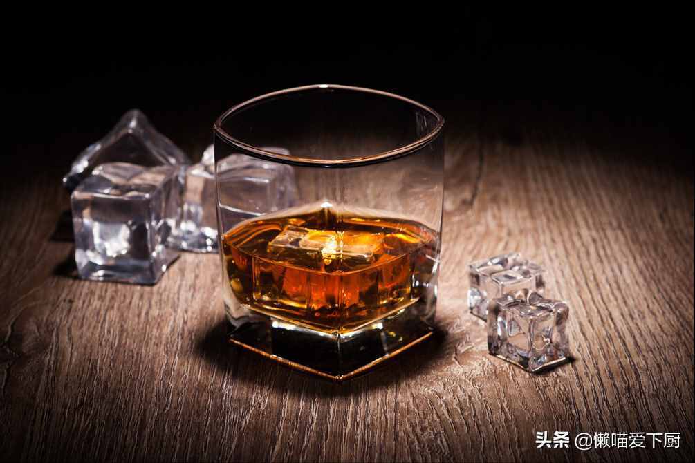 “白蘭地”和“威士忌”有啥不同？喝法差很多，學會別再喝錯了