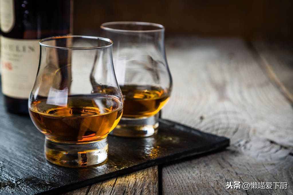 “白蘭地”和“威士忌”有啥不同？喝法差很多，學會別再喝錯了