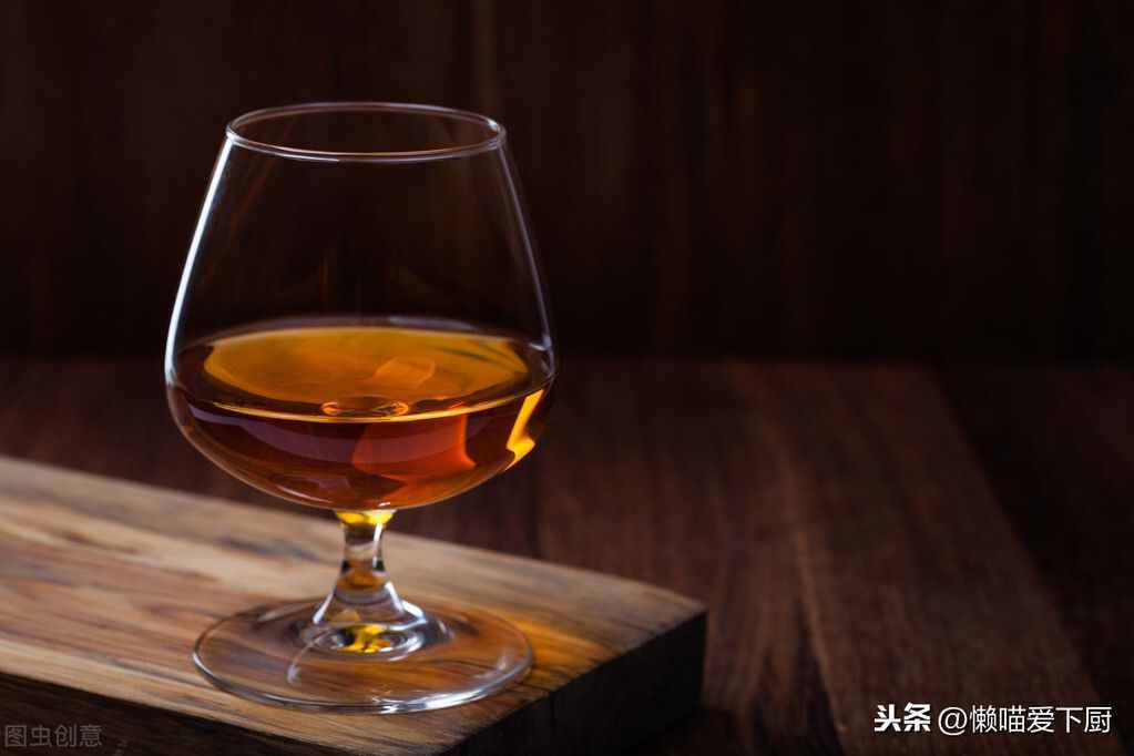 “白蘭地”和“威士忌”有啥不同？喝法差很多，學會別再喝錯了
