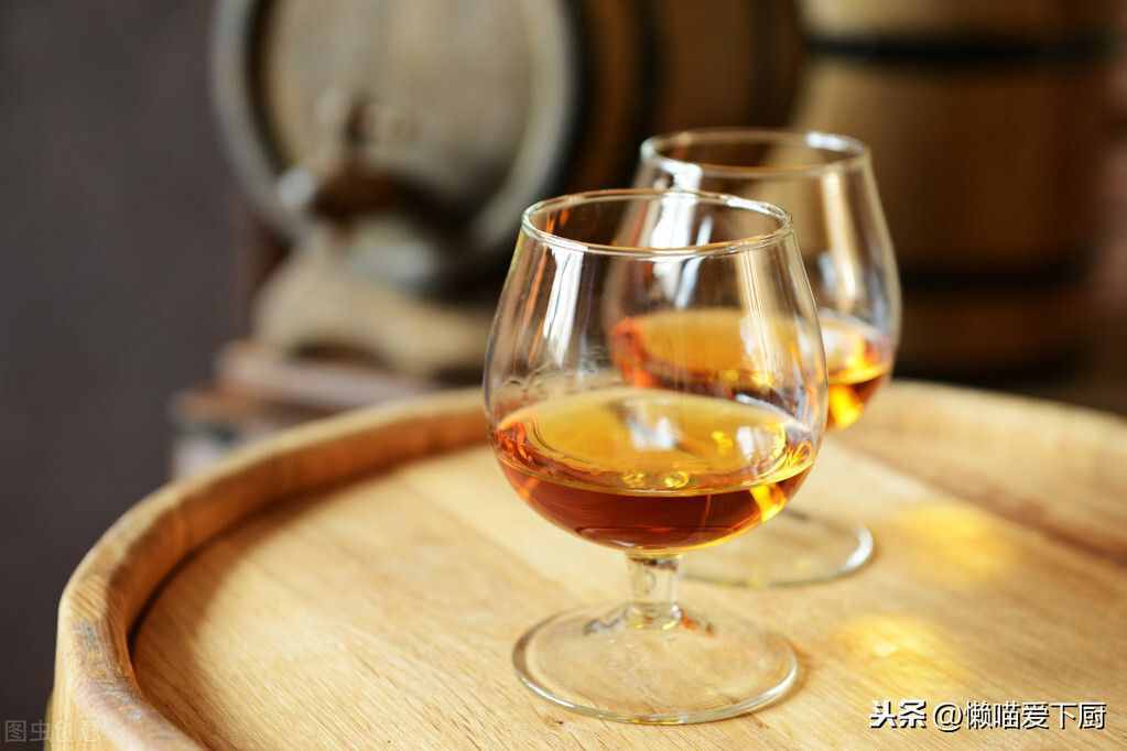 “白蘭地”和“威士忌”有啥不同？喝法差很多，學會別再喝錯了