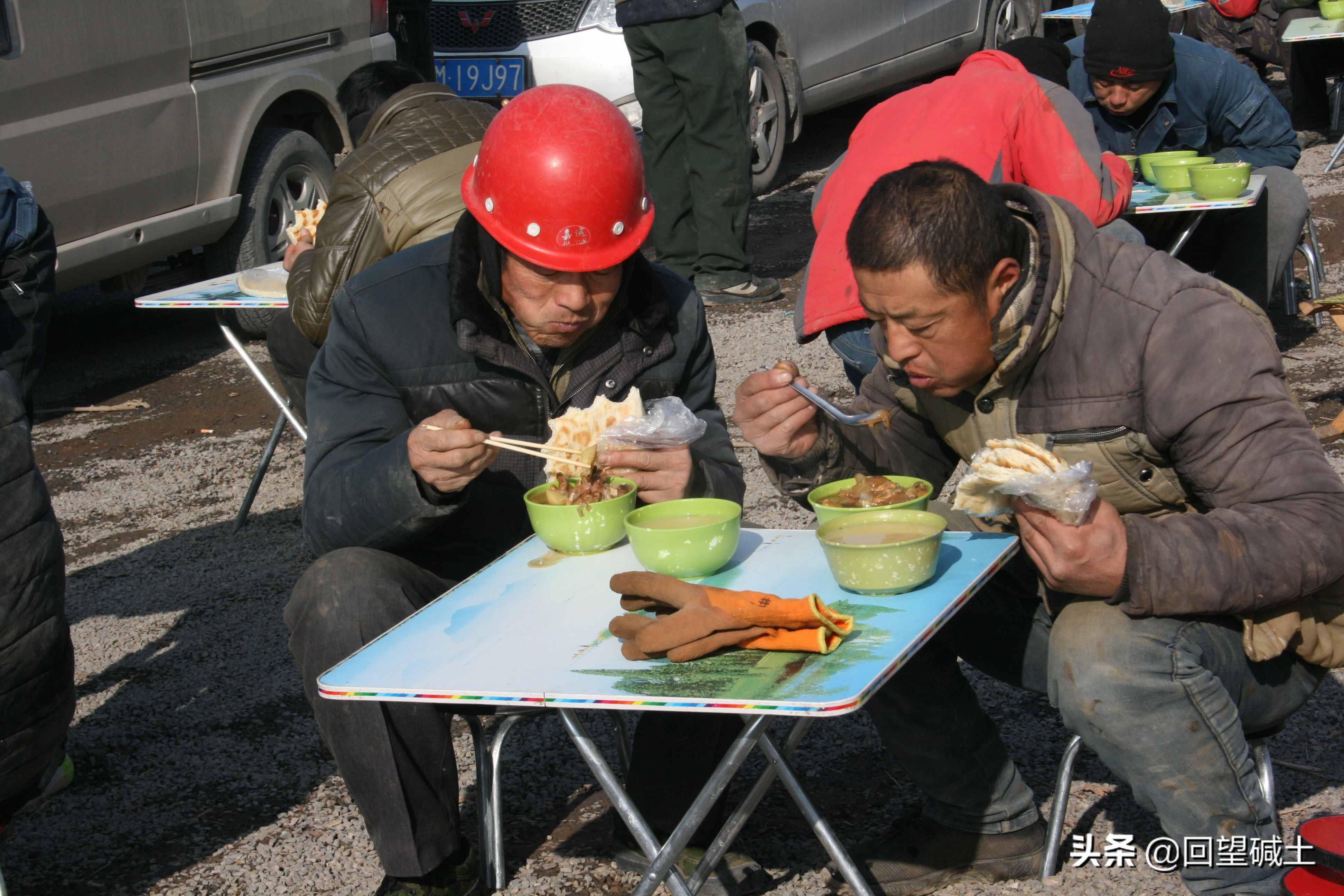 什么叫風(fēng)餐露宿？ 請(qǐng)看這些建設(shè)者