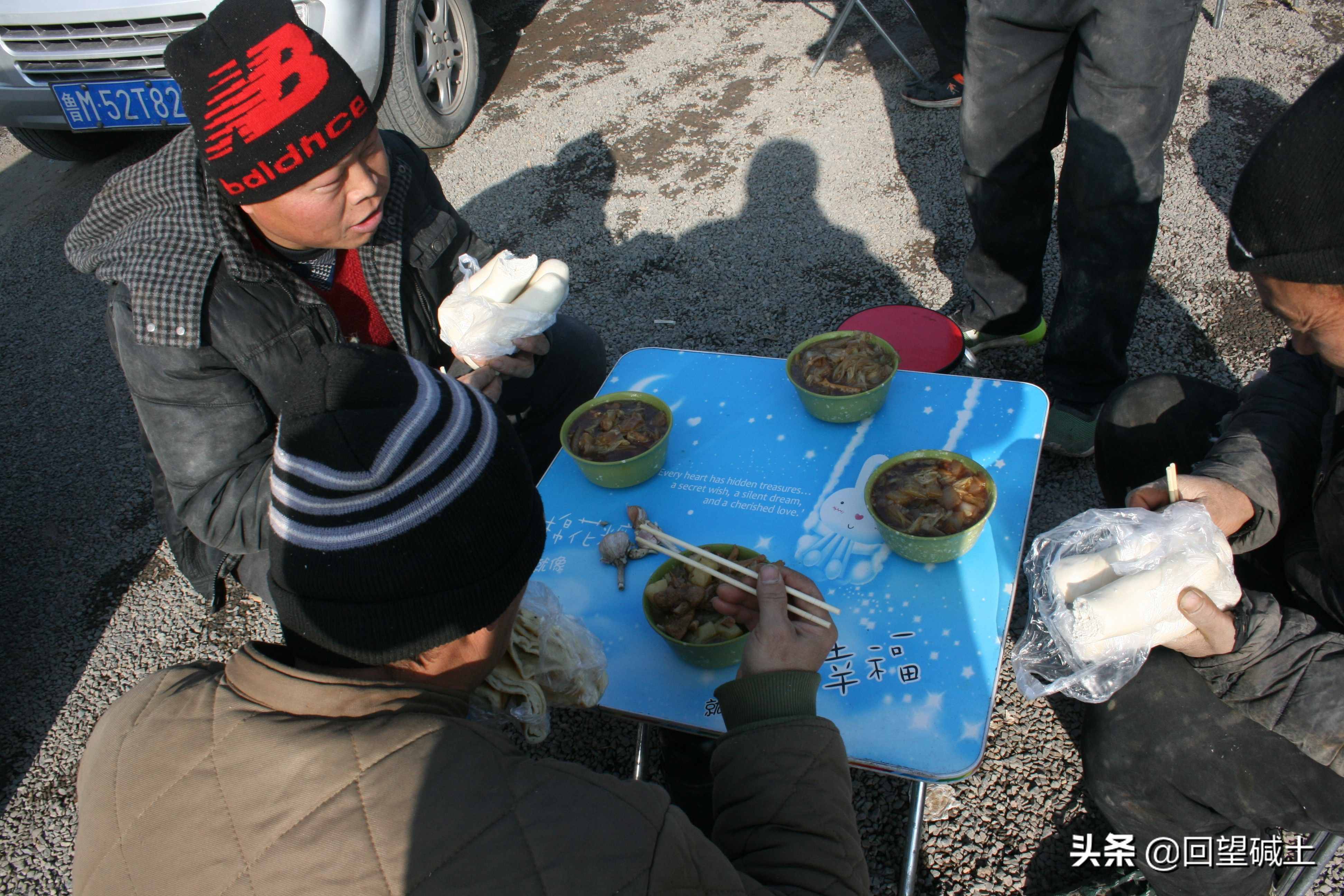 什么叫風(fēng)餐露宿？ 請(qǐng)看這些建設(shè)者