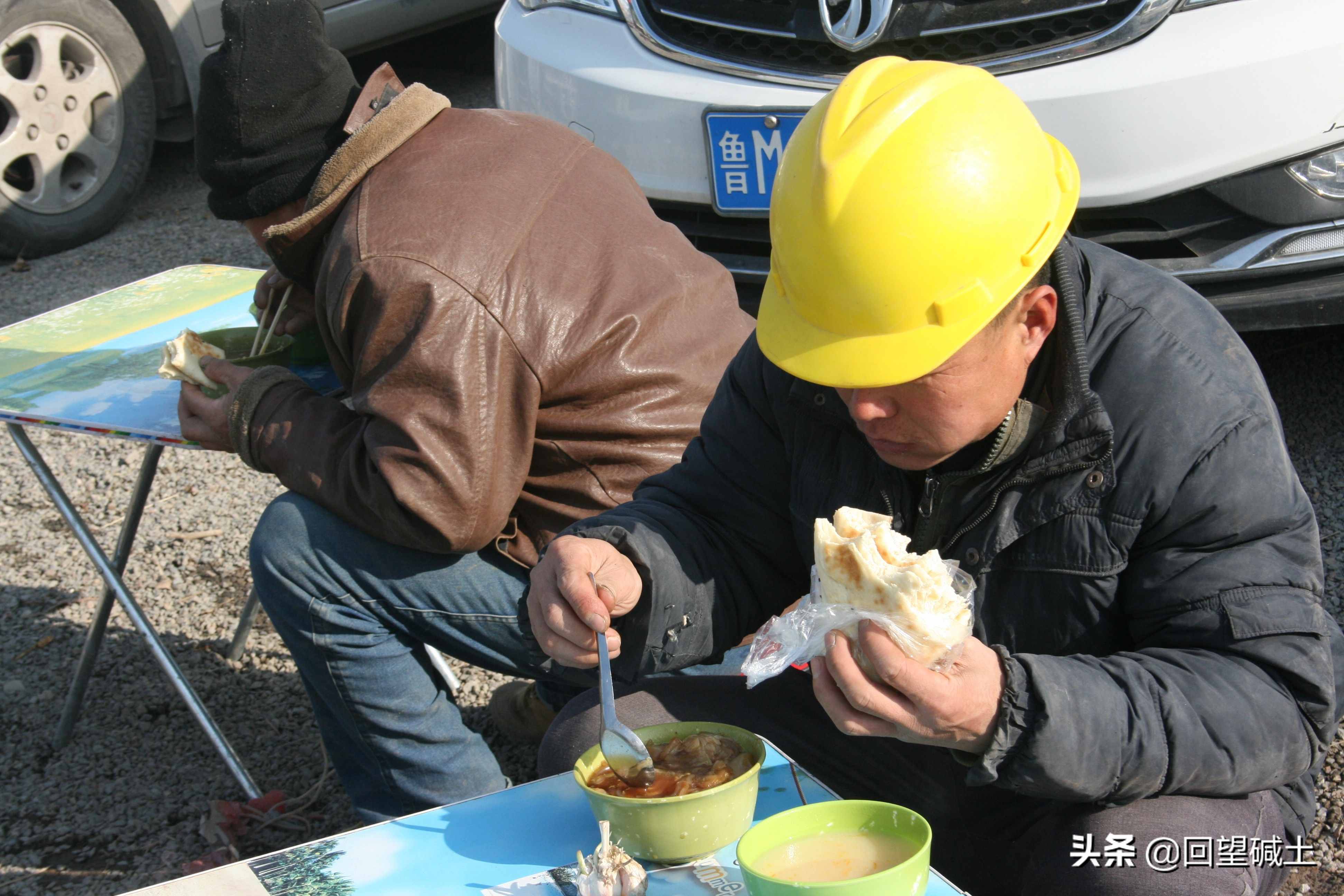 什么叫風(fēng)餐露宿？ 請(qǐng)看這些建設(shè)者