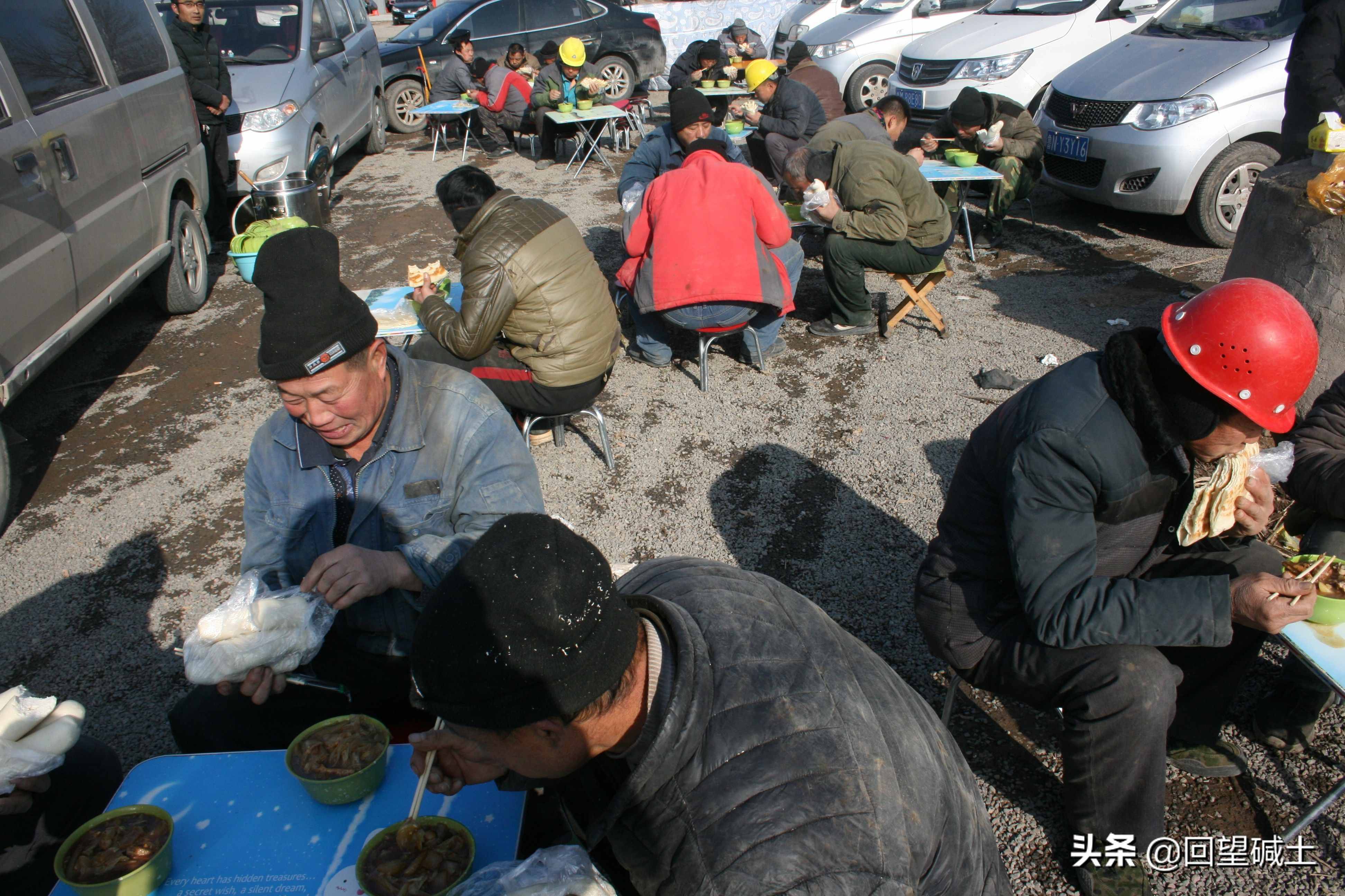 什么叫風(fēng)餐露宿？ 請(qǐng)看這些建設(shè)者