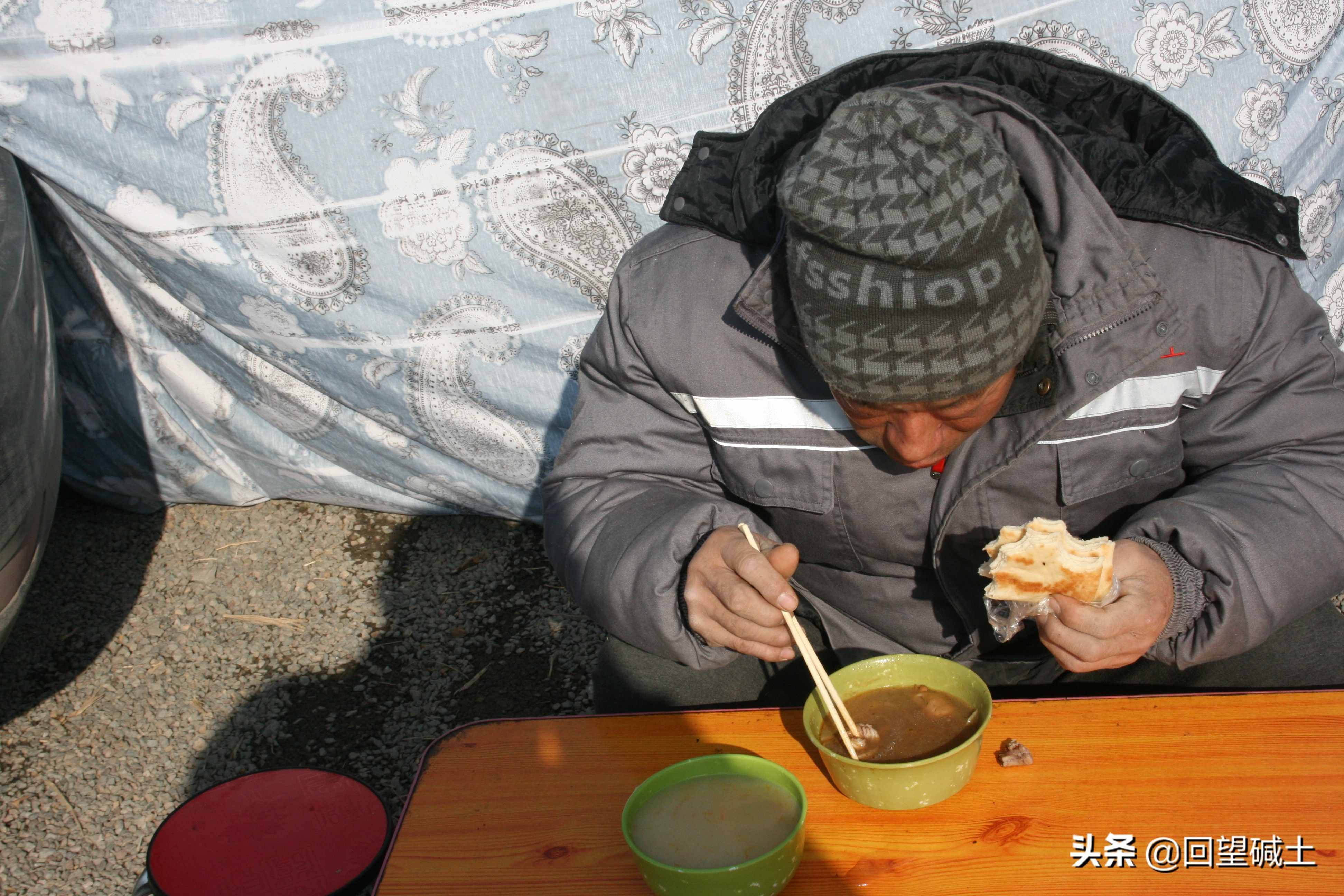 什么叫風(fēng)餐露宿？ 請(qǐng)看這些建設(shè)者