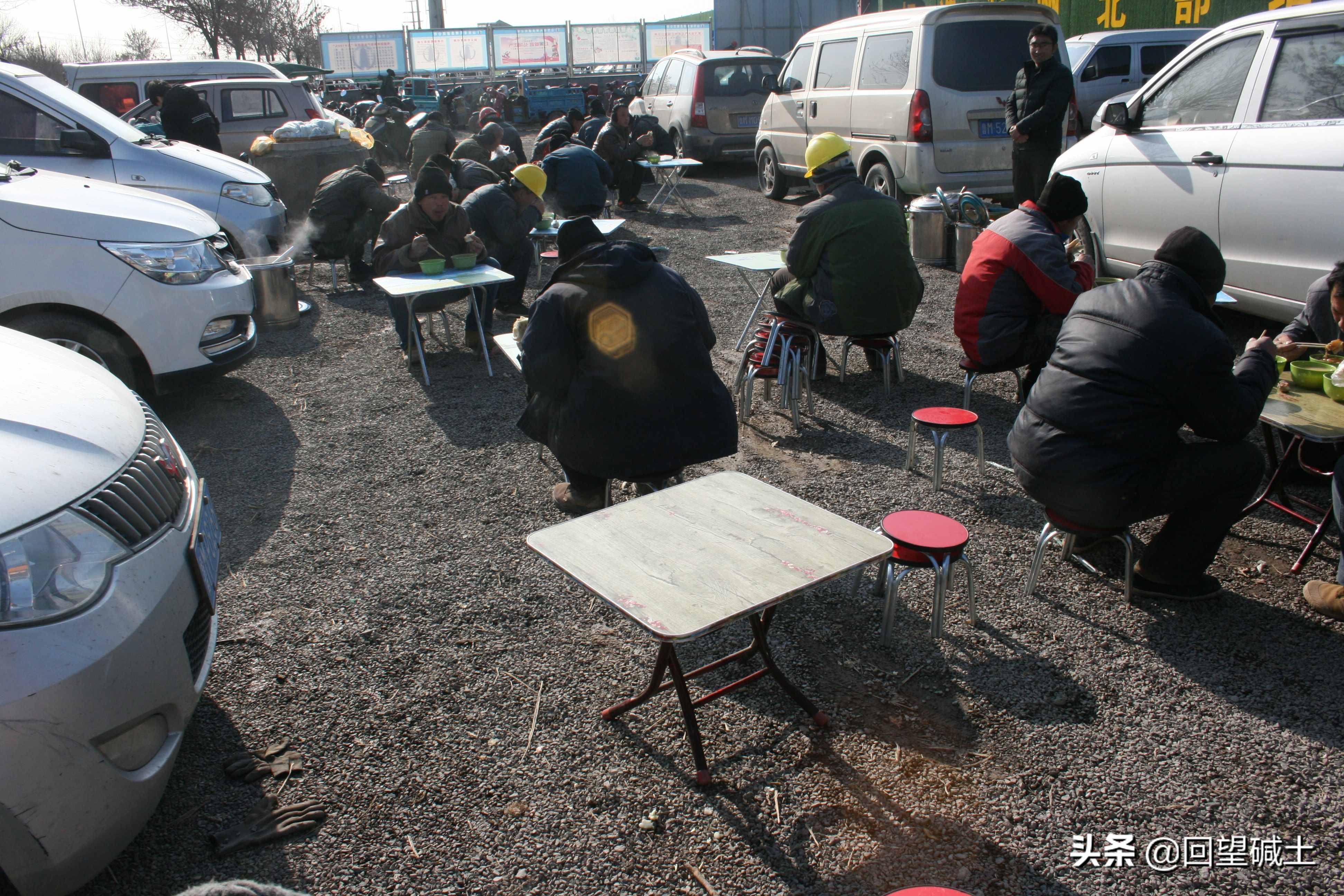什么叫風(fēng)餐露宿？ 請(qǐng)看這些建設(shè)者