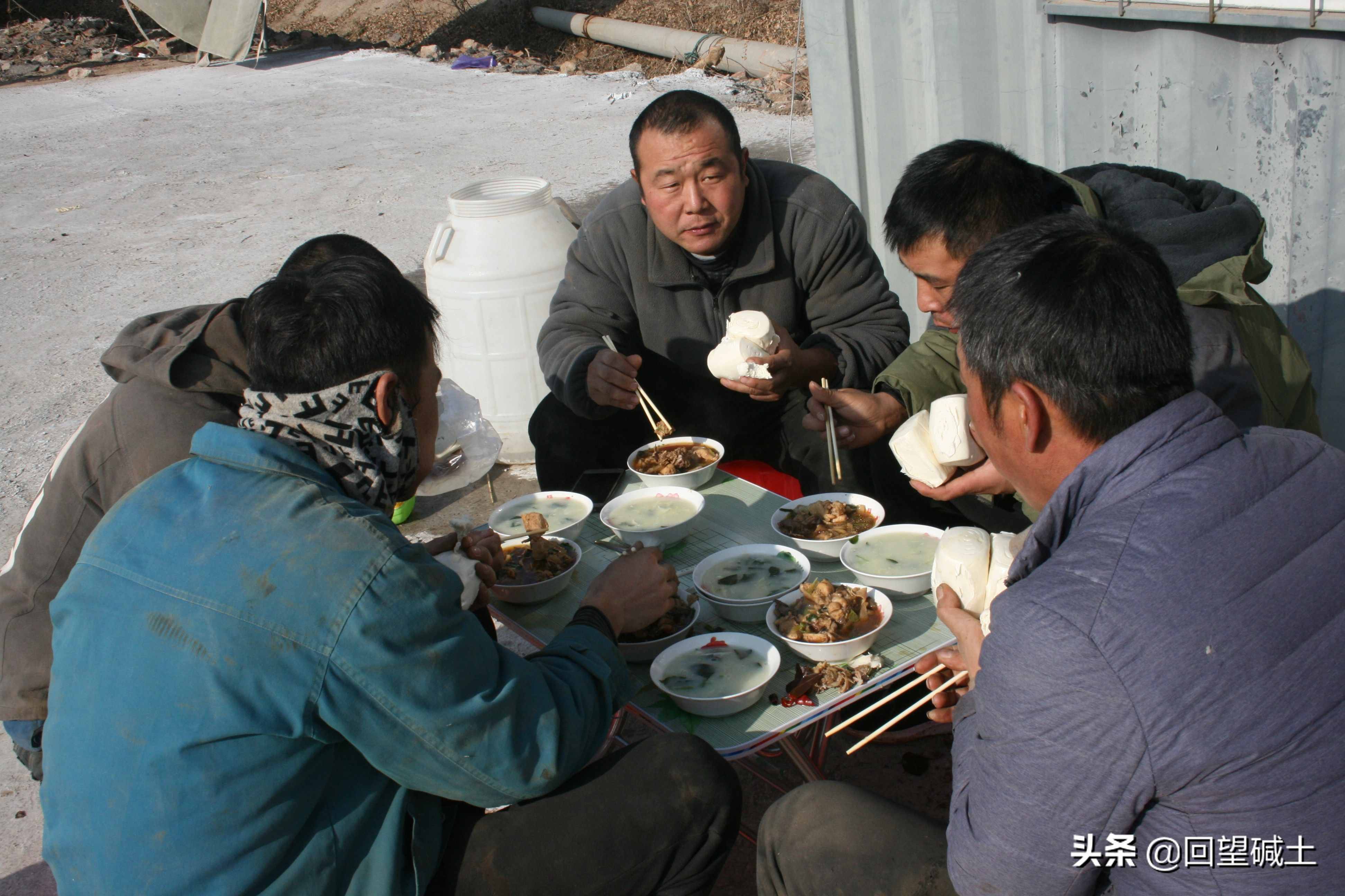 什么叫風(fēng)餐露宿？ 請(qǐng)看這些建設(shè)者