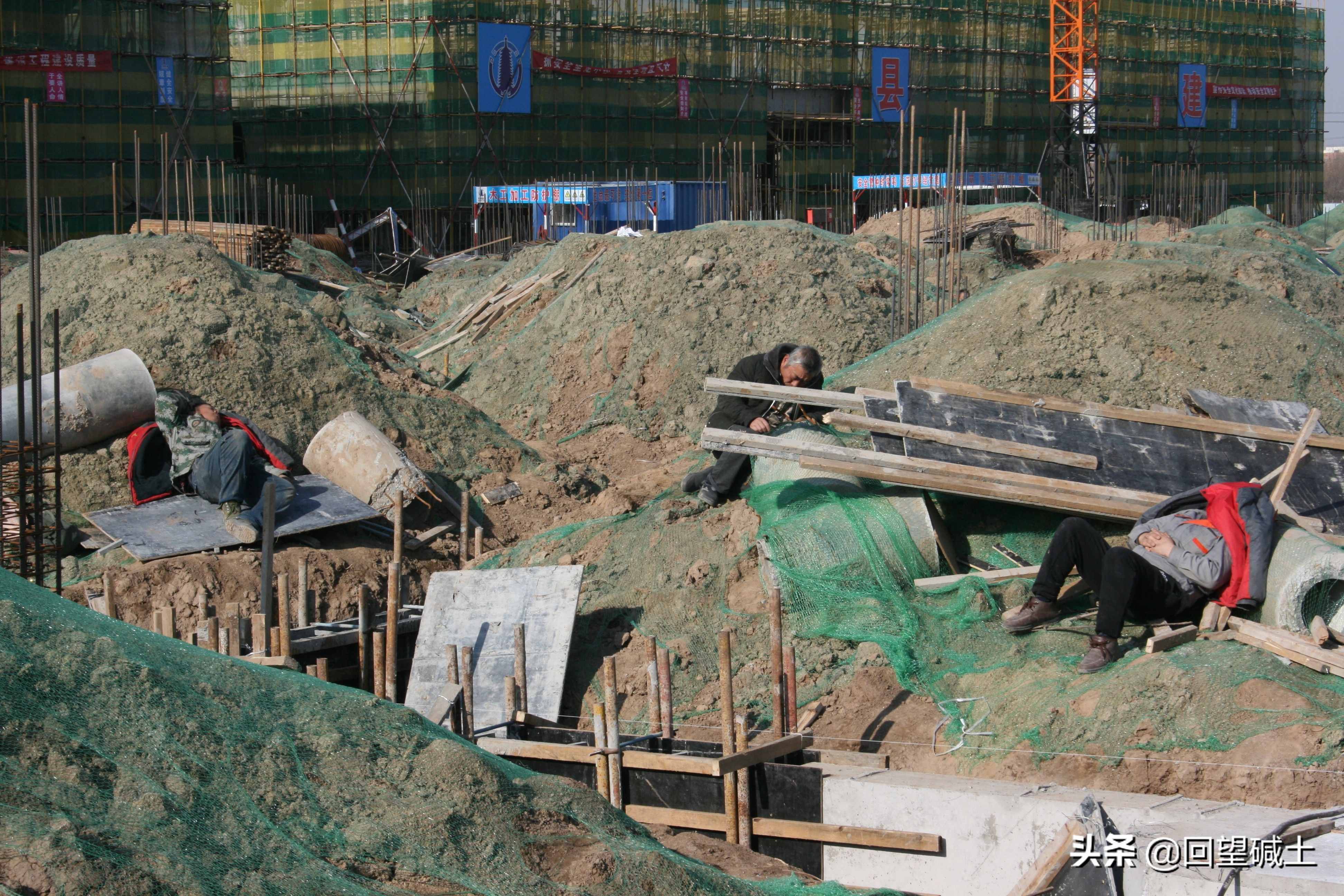 什么叫風(fēng)餐露宿？ 請(qǐng)看這些建設(shè)者
