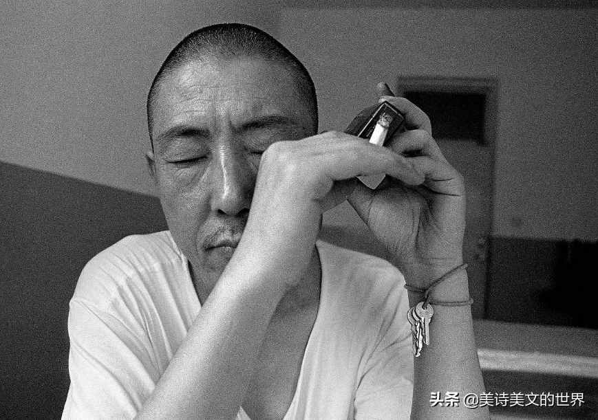 食指：10歲開始寫詩，25歲確診精神分裂，20歲寫的詩風(fēng)靡了50多年