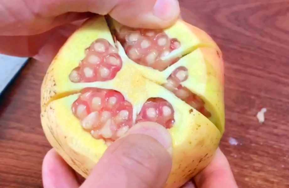 如何快速剝石榴？教你1招，石榴籽自動掉落，不臟手，比香蕉簡單