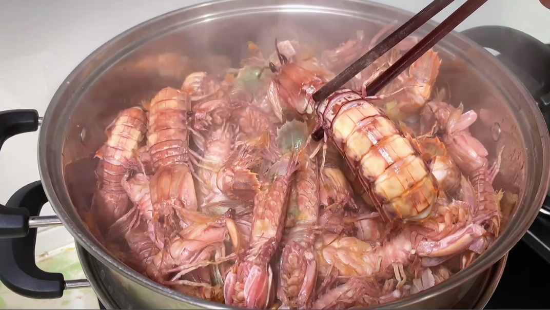 海邊人：皮皮蝦上有個(gè)“拉鏈”，3秒剝一個(gè)，方法真實(shí)用