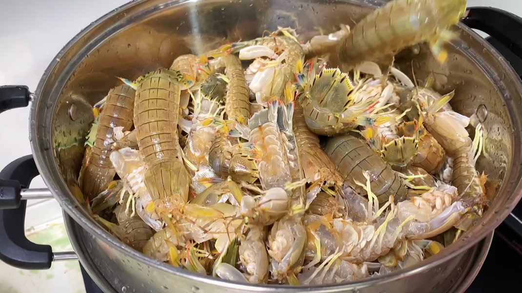 海邊人：皮皮蝦上有個(gè)“拉鏈”，3秒剝一個(gè)，方法真實(shí)用