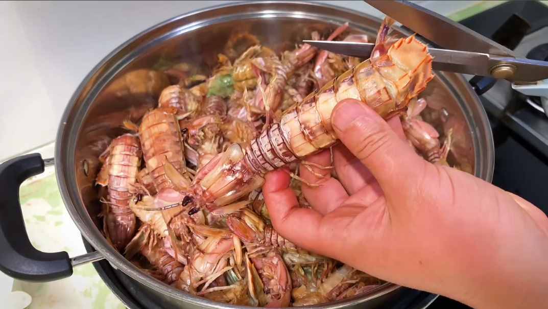 海邊人：皮皮蝦上有個(gè)“拉鏈”，3秒剝一個(gè)，方法真實(shí)用