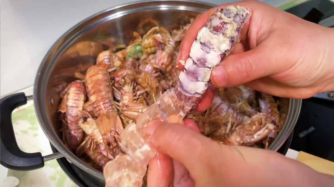 海邊人：皮皮蝦上有個(gè)“拉鏈”，3秒剝一個(gè)，方法真實(shí)用