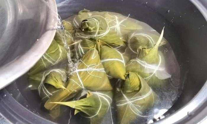 煮粽子，有人用熱水，有人用冷水，教你正確做法，鮮香軟糯不夾生