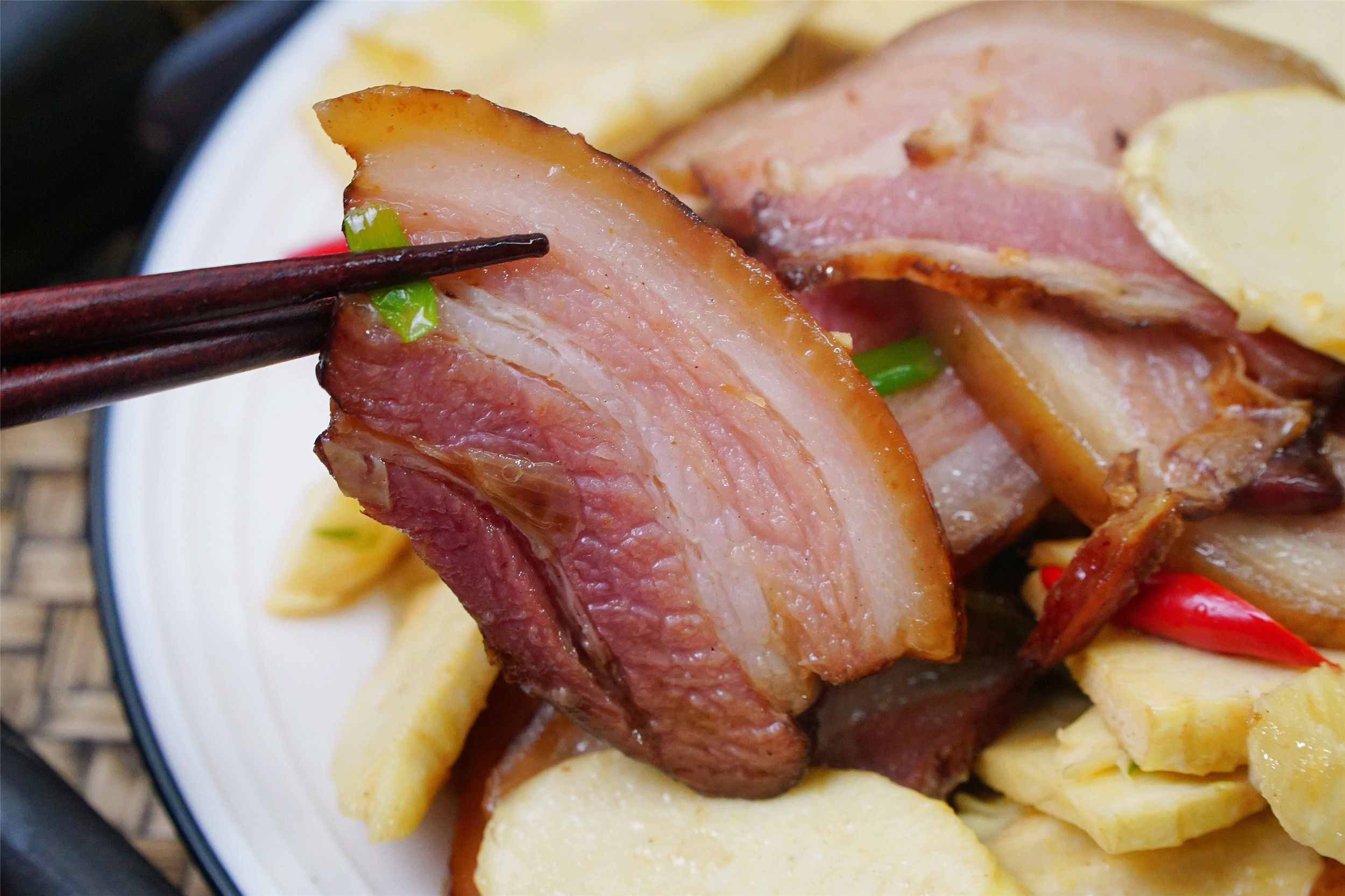 炒臘肉時(shí)，萬不能直接炒，否則又咸又肥膩，教你正確吃法