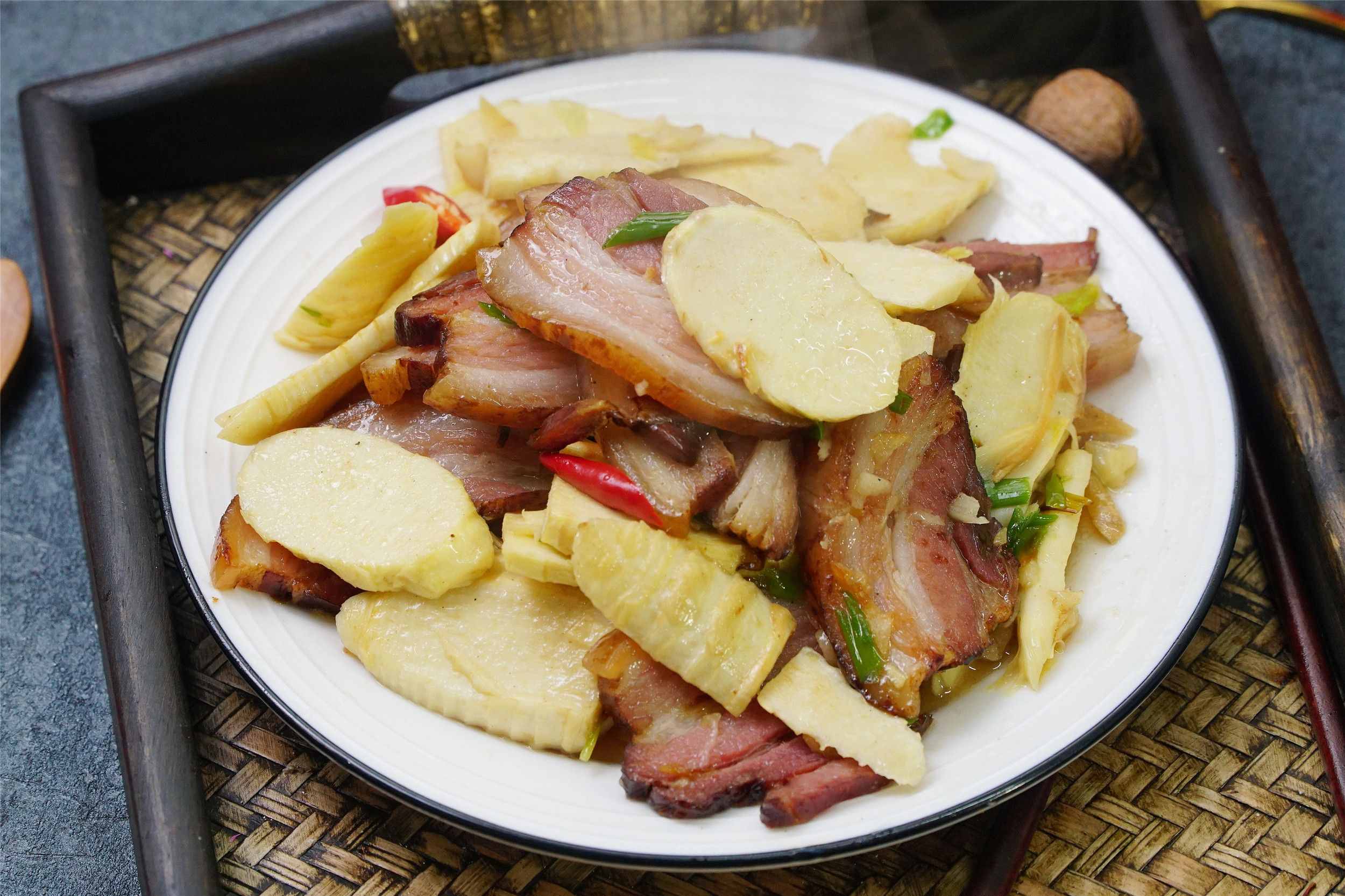 炒臘肉時(shí)，萬不能直接炒，否則又咸又肥膩，教你正確吃法