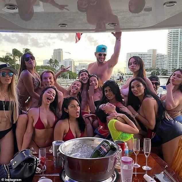 全球最性感醫(yī)生翻車？不戴口罩和多個比基尼美女狂嗨被罵翻