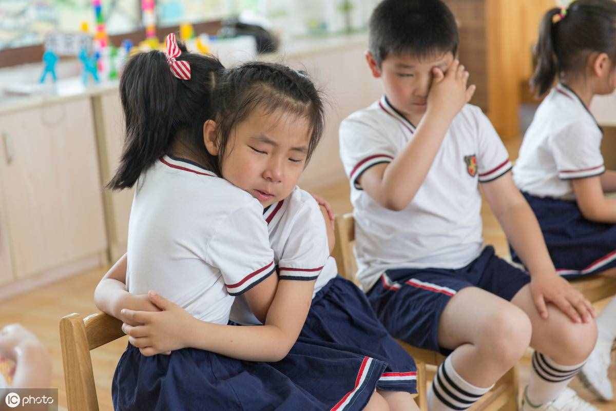 一上幼兒園就哭鬧，這都是情緒惹的禍，理智家長都是這么處理的