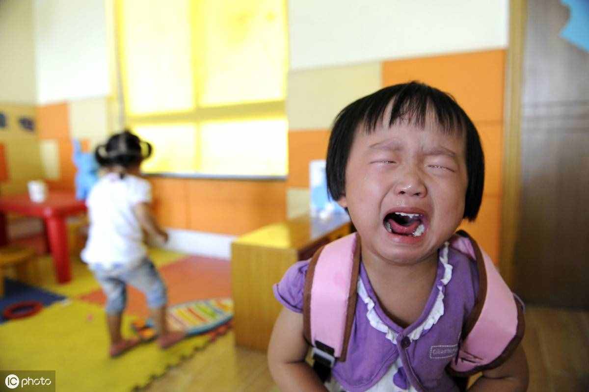 一上幼兒園就哭鬧，這都是情緒惹的禍，理智家長都是這么處理的