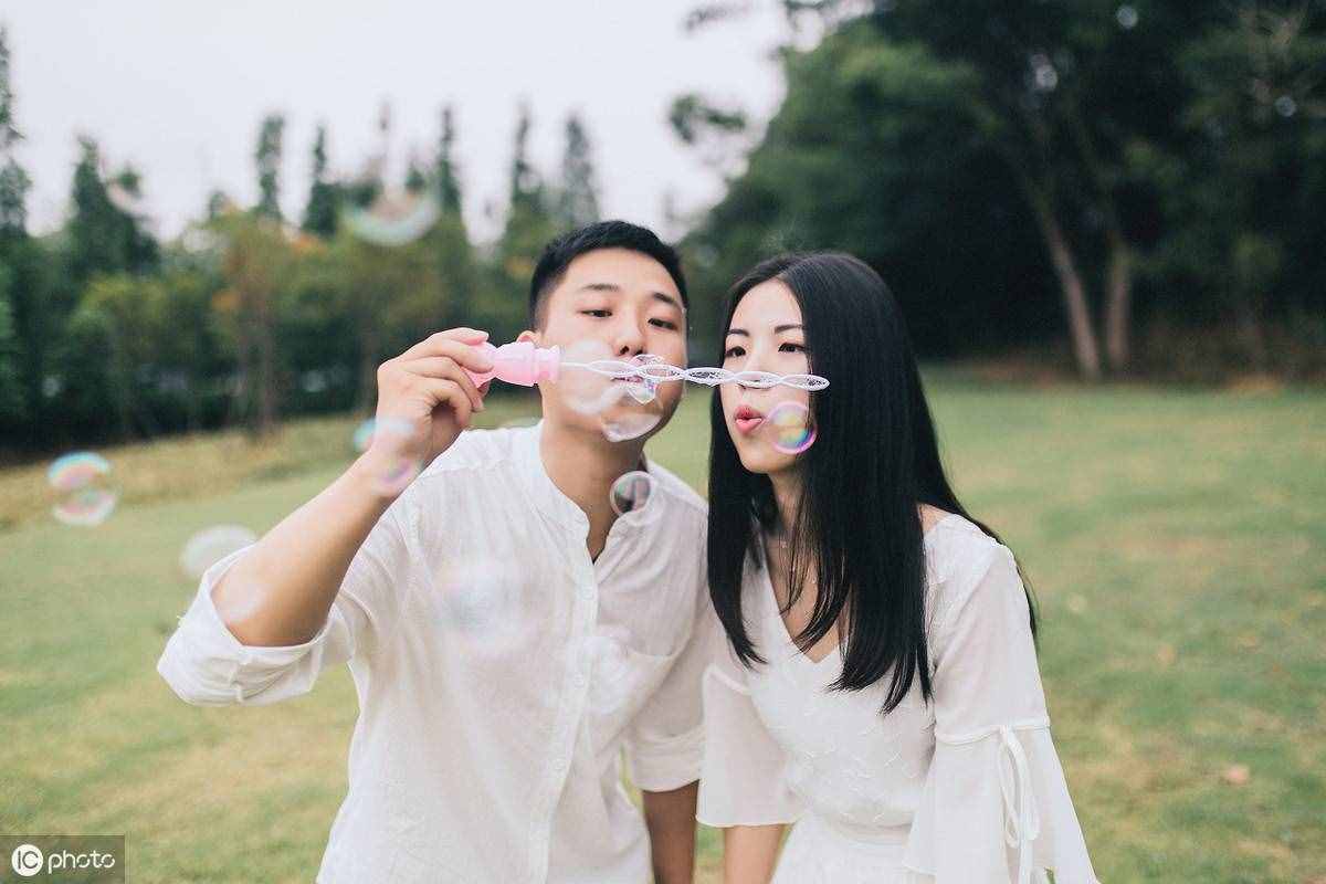 據(jù)統(tǒng)計：大學(xué)畢業(yè)情侶分手率為80%，畢業(yè)就分手？