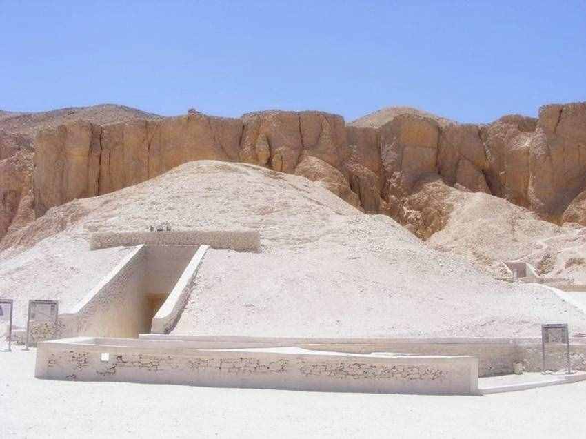 埃及法老的墓室前，往往寫有一段咒語，進入墓室的人大多不得好死