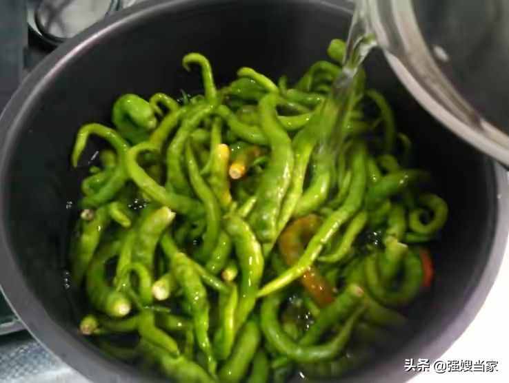 腌辣椒，牢記“1放2不放”的竅門，泡椒香辣爽脆不生花，太實(shí)用了