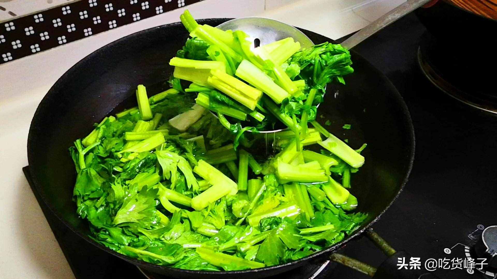 芹菜餃子怎么做才好吃呢？原來有秘訣，我家最愛這樣調(diào)餡，太香了
