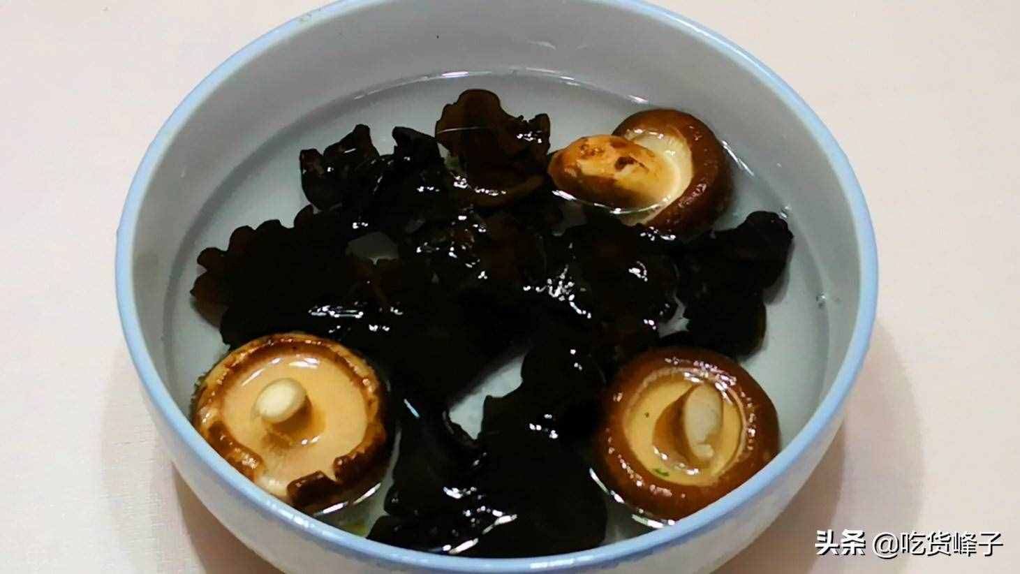 芹菜餃子怎么做才好吃呢？原來有秘訣，我家最愛這樣調(diào)餡，太香了