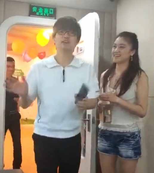 沒離婚？玖月奇跡夫婦現(xiàn)身活動終合體，王小瑋打扮很靚麗