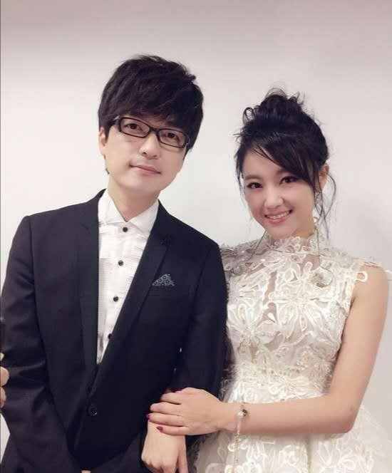 沒離婚？玖月奇跡夫婦現(xiàn)身活動終合體，王小瑋打扮很靚麗