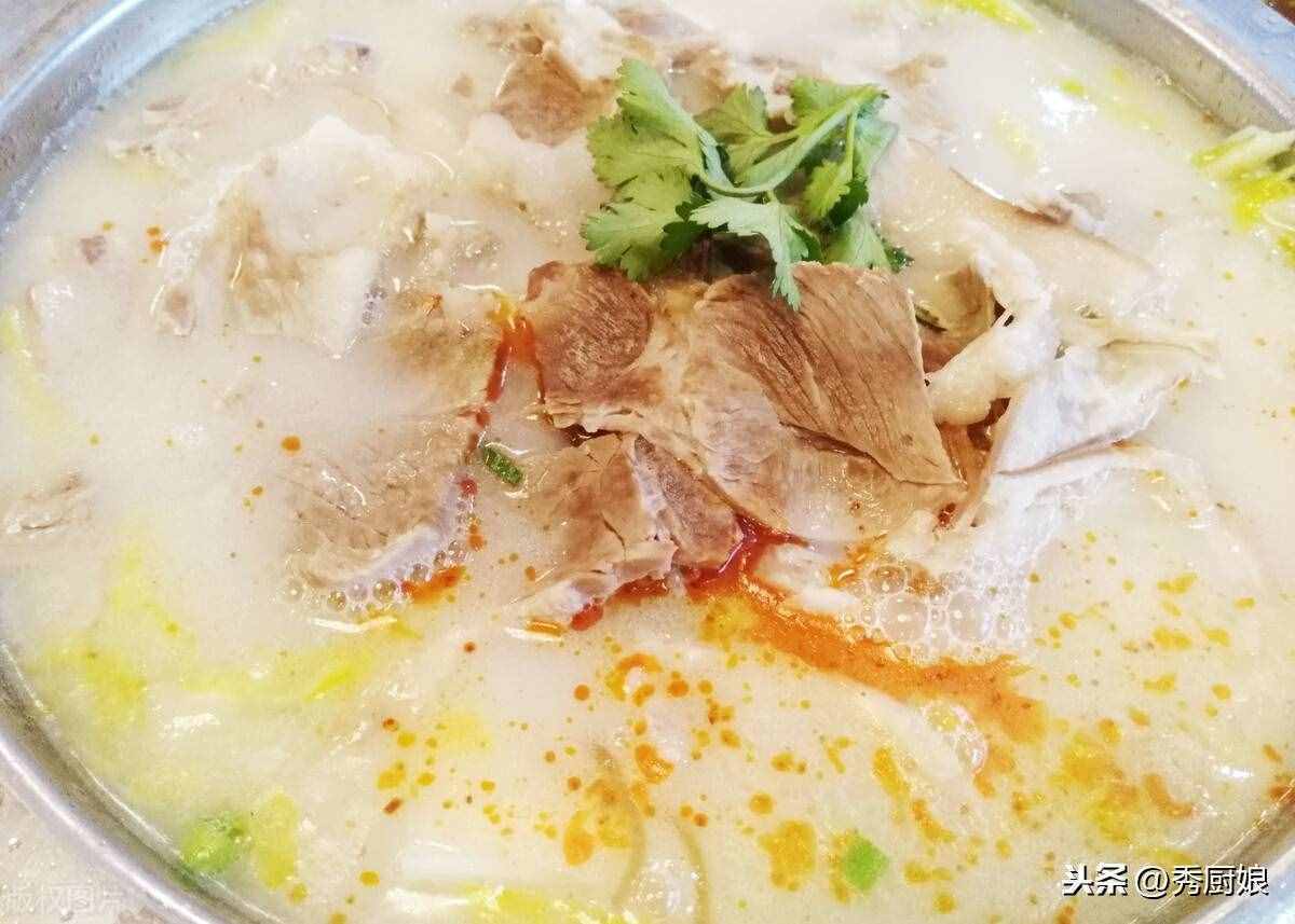 燉羊肉，記得放“1白2黃”，羊肉鮮嫩軟爛，湯濃味道鮮，無膻味