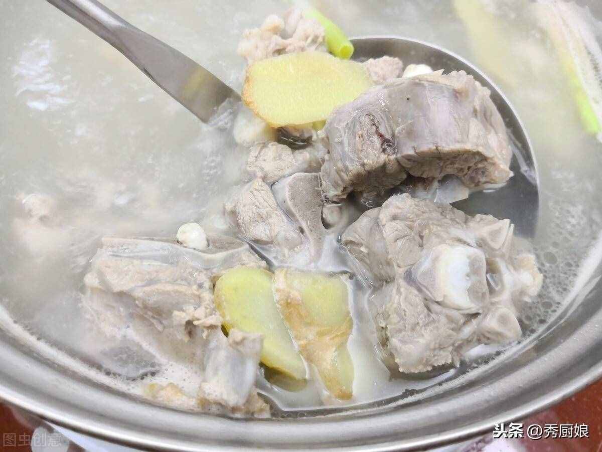 燉羊肉，記得放“1白2黃”，羊肉鮮嫩軟爛，湯濃味道鮮，無膻味