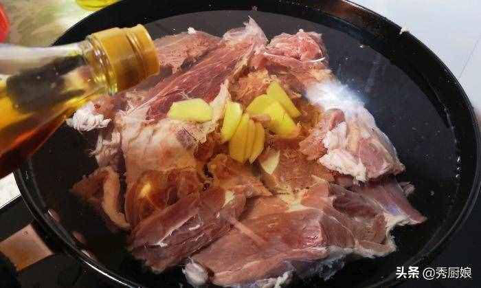 燉羊肉，記得放“1白2黃”，羊肉鮮嫩軟爛，湯濃味道鮮，無膻味