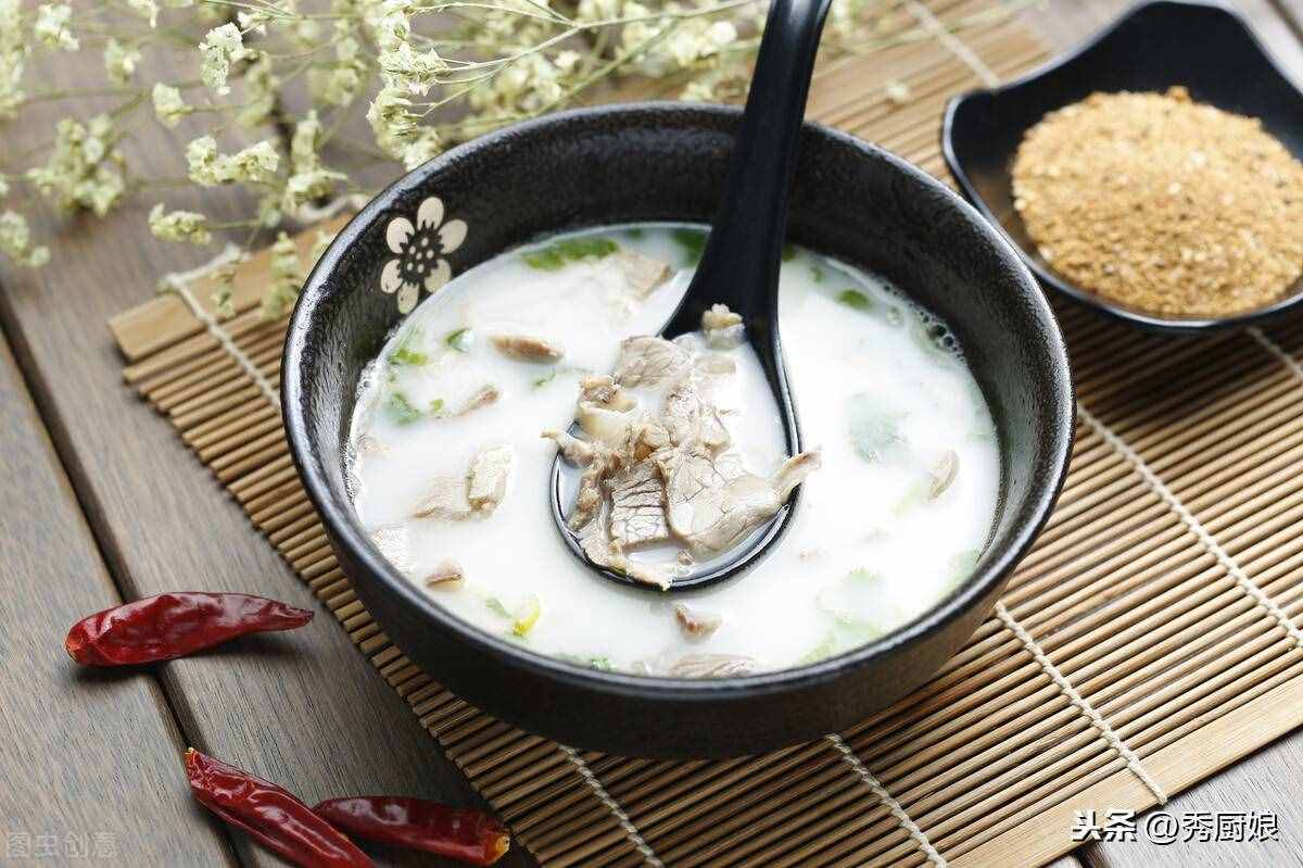 燉羊肉，記得放“1白2黃”，羊肉鮮嫩軟爛，湯濃味道鮮，無膻味