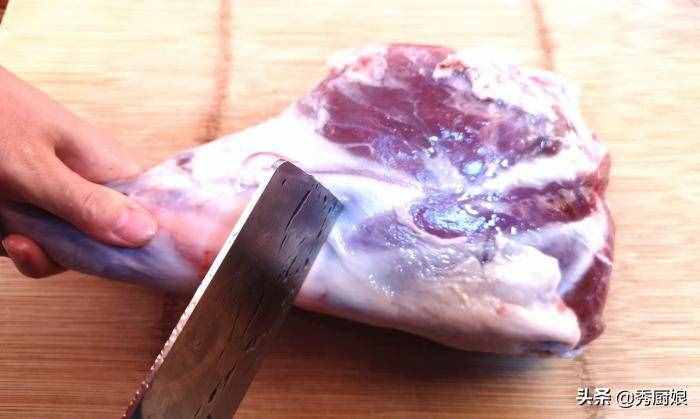 燉羊肉，記得放“1白2黃”，羊肉鮮嫩軟爛，湯濃味道鮮，無膻味