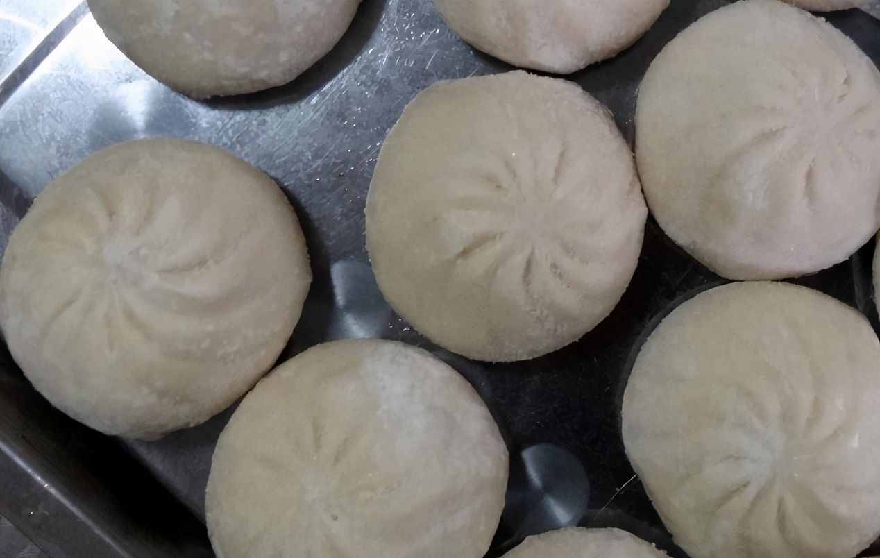 做速凍包子，牢記幾點竅門，蒸好出鍋和現(xiàn)包的一樣好吃，暄軟不塌