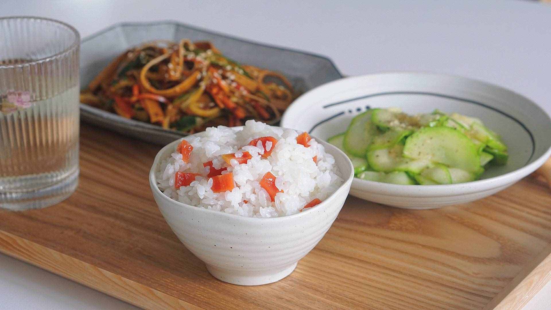 一個(gè)人煮飯?zhí)闊坑梦⒉t10分鐘煮米飯，比電飯鍋煮的還好吃